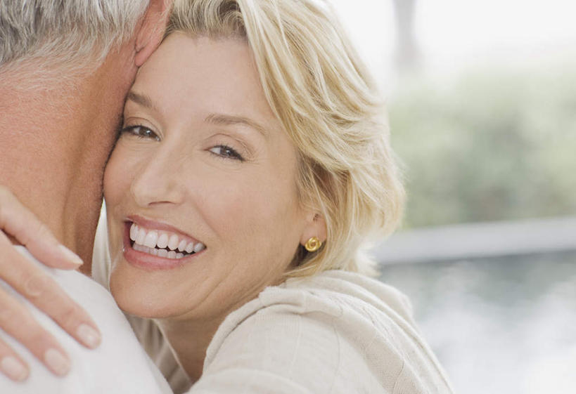 西方人,中年人,脸,头,脸颊,手,两个人,家庭,夫妻,站,抱,笑,微笑,露齿笑,横图,室内,特写,白天,侧面,爱情,湖,湖泊,树林,水,植物,欧洲,欧洲人,服装,朦胧,模糊,湖面,水流,水面,浪漫,扭头,注视,休闲装,肩膀,树,树木,衣服,绿色,自然,湖水,观察,看,站着,转头,休闲,温暖,温馨,一家人,手部,休闲服,恩爱,恋人,服饰,生长,成长,抱着,观看,单手,和睦,察看,搂着,关注,男人,男性,女人,女性,中年男性,中年女性,白种人,头部,脸部,脸蛋,面部,夫妇,情侣,怀抱,搂,搂抱,相抱,拥抱,站立,半身,彩图,伴侣,融洽