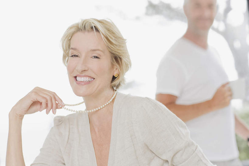 西方人,中年人,两个人,家庭,夫妻,站,坐,笑,微笑,露齿笑,横图,室内,白天,正面,爱情,草地,草坪,植物,项链,欧洲,欧洲人,握,服装,朦胧,模糊,浪漫,拿,拿着,注视,休闲装,装饰品,草,树,树木,衣服,绿色,自然,饰品,首饰,观察,看,站着,休闲,温暖,温馨,一家人,休闲服,恩爱,握着,恋人,服饰,生长,成长,观看,和睦,察看,关注,男人,男性,女人,女性,中年男性,中年女性,白种人,夫妇,情侣,站立,坐着,半身,彩图,伴侣,融洽