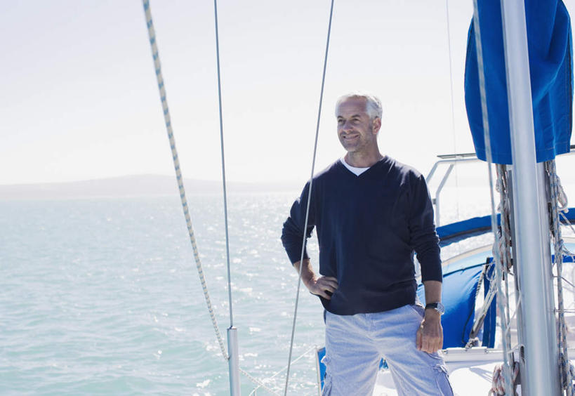 西方人,一个人,站,笑,微笑,露齿笑,横图,室外,白天,正面,沙滩,船,欧洲,欧洲人,仅一个男性,仅一个人,仅一个中年男性,服装,朦胧,模糊,沙子,海岸,游艇,沙地,注视,休闲装,手叉腰,衣服,蓝色,蓝天,天空,交通工具,天,叉腰,观察,看,站着,休闲,休闲服,服饰,晴朗,观看,察看,关注,载具,万里无云,男人,男性,中年男性,白种人,海滩,晴空,晴空万里,站立,半身,彩图