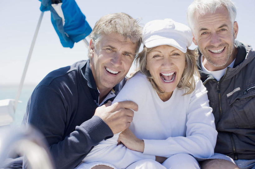 西方人,三个人,夫妻,伙伴,朋友,坐,笑,微笑,露齿笑,横图,室外,白天,正面,运动服,爱情,友谊,海浪,海洋,船,帽子,欧洲,欧洲人,一排,握,服装,朦胧,模糊,整齐,浪花,游艇,浪漫,拿,拿着,注视,运动帽,排列,衣服,蓝色,蓝天,天空,海水,交通工具,天,观察,看,鸭舌帽,恩爱,握着,恋人,服饰,晴朗,观看,察看,衣着,穿着,队列,关注,载具,海景,万里无云,衣饰,友情,男人,男性,女人,女性,中年男性,中年女性,白种人,夫妇,情侣,大海,风浪,海,海水的波动,近岸浪,涌浪,晴空,晴空万里,坐着,半身,彩图,伴侣,运动装