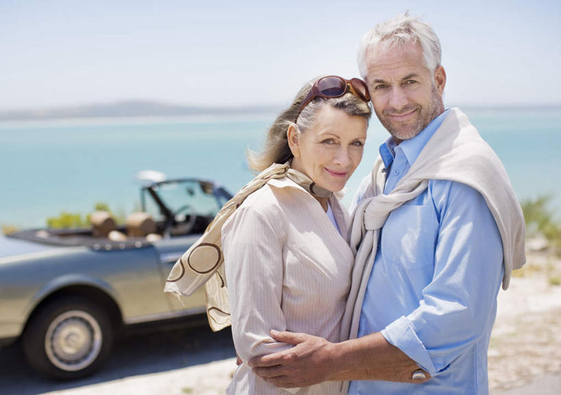 西方人,中年人,两个人,家庭,夫妻,站,抱,笑,微笑,横图,室外,白天,侧面,爱情,海浪,海洋,沙滩,汽车,欧洲,欧洲人,一辆,服装,朦胧,模糊,装饰,墨镜,沙子,眼镜,海岸,浪花,云,云朵,跑车,沙地,浪漫,云彩,扭头,注视,休闲装,车,衣服,蓝色,白云,蓝天,天空,海水,太阳镜,太阳眼镜,围巾,交通工具,天,观察,看,站着,转头,休闲,温暖,温馨,一家人,休闲服,遮阳镜,恩爱,恋人,服饰,晴朗,围脖,抱着,观看,保暖,华丽,点缀,和睦,察看,搂着,御寒,关注,载具,敞篷跑车,海景,衬托,美观,雅致,雅观,男人,男性,女人,女性,中年男性,中年女性,白种人,夫妇,情侣,大海,风浪,海,海水的波动,海滩,近岸浪,涌浪,晴空,搂,搂抱,站立,半身,彩图,伴侣,融洽