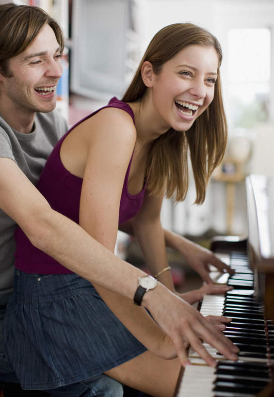 西方人,两个人,家庭,夫妻,客厅,坐,笑,微笑,露齿笑,竖图,室内,白天,侧面,爱情,键盘,窗户,落地窗,欧洲,欧洲人,服装,朦胧,模糊,时间,时钟,手表,钢琴,乐器,浪漫,弹奏,计时,扭头,注视,休闲装,玻璃窗,衣服,钟表,观察,看,转头,休闲,温暖,温馨,一家人,休闲服,表,恩爱,恋人,服饰,观看,腕表,和睦,察看,起居室,键盘乐器,关注,客堂,男人,男性,年轻男性,年轻女性,女人,女性,白种人,年轻人,夫妇,情侣,钟,坐着,半身,彩图,伴侣,融洽