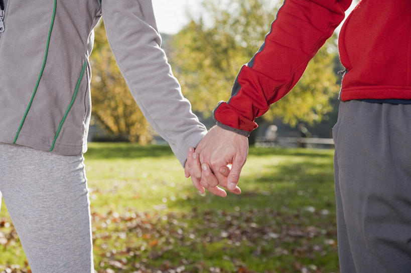 西方人,手,两个人,家庭,夫妻,站,握手,横图,室外,特写,白天,正面,运动服,爱情,锻炼,旅游,度假,运动,草地,草坪,植物,叶子,欧洲,欧洲人,阴影,服装,朦胧,模糊,光线,影子,枫叶,枯叶,落叶,浪漫,娱乐,草,树,树木,衣服,黄色,红色,绿色,阳光,自然,站着,享受,休闲,温暖,温馨,一家人,手部,恩爱,放松,恋人,服饰,生长,成长,枫树叶,单手,和睦,衣着,穿着,室外运动,户外运动,衣饰,男人,男性,年轻男性,年轻女性,女人,女性,白种人,年轻人,夫妇,情侣,叶,叶片,搀手,拉手,手拉手,手握手,站立,半身,彩图,健身,伴侣,融洽,运动装