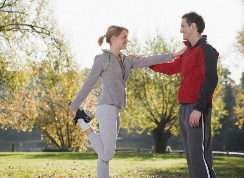 西方人,两个人,家庭,夫妻,站,举,笑,微笑,露齿笑,横图,室外,白天,侧面,运动服,爱情,锻炼,旅游,度假,运动,草地,草坪,植物,欧洲,欧洲人,握,服装,朦胧,模糊,浪漫,注视,娱乐,草,树,树木,衣服,绿色,自然,观察,看,托,站着,享受,休闲,温暖,温馨,一家人,恩爱,放松,搭,握着,恋人,服饰,生长,成长,观看,和睦,察看,衣着,穿着,搭着,关注,室外运动,户外运动,衣饰,男人,男性,年轻男性,年轻女性,女人,女性,白种人,年轻人,夫妇,情侣,举起,举手,举着,向上举,向上伸,向上托,站立,彩图,全身,健身,伴侣,融洽,运动装