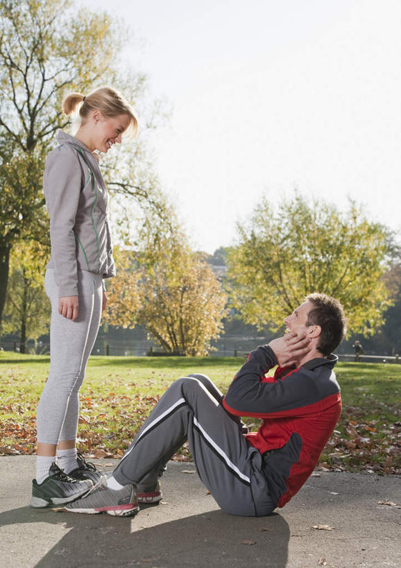 西方人,两个人,家庭,夫妻,站,坐,笑,仰卧起坐,微笑,露齿笑,竖图,室外,白天,侧面,运动服,爱情,锻炼,旅游,度假,运动,草地,草坪,植物,欧洲,欧洲人,服装,朦胧,模糊,浪漫,注视,娱乐,草,树,树木,衣服,蓝色,绿色,蓝天,天空,自然,天,低头,观察,看,站着,享受,休闲,温暖,温馨,一家人,恩爱,放松,恋人,服饰,生长,晴朗,成长,观看,和睦,察看,衣着,穿着,关注,室外运动,户外运动,万里无云,衣饰,男人,男性,年轻男性,年轻女性,女人,女性,白种人,年轻人,夫妇,情侣,晴空,晴空万里,仰卧,站立,坐着,彩图,全身,健身,伴侣,融洽,运动装