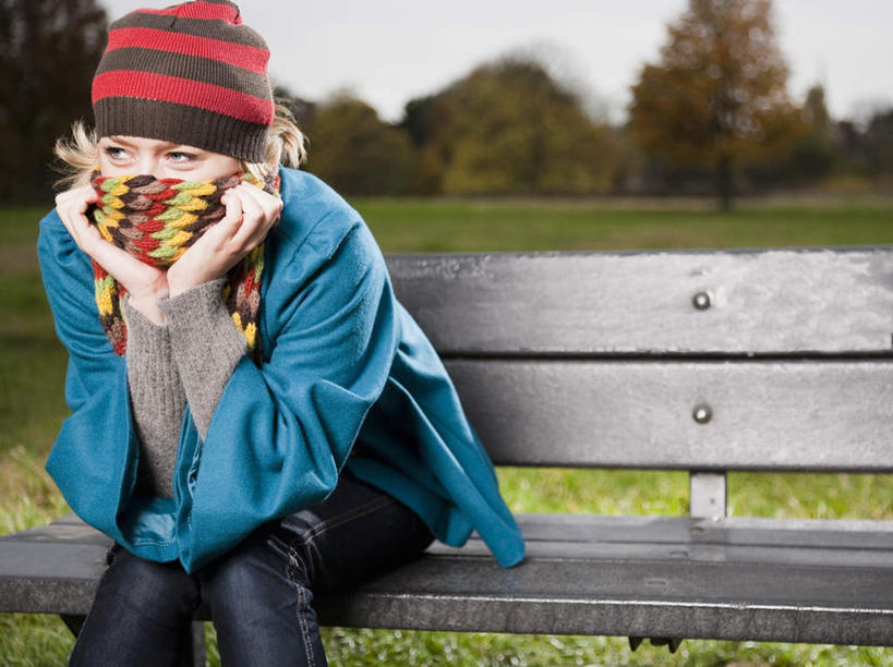 西方人,一个人,坐,横图,室外,白天,正面,草地,草坪,植物,帽子,椅子,欧洲,欧洲人,仅一个年轻女性,仅一个女性,仅一个人,撑,服装,朦胧,模糊,装饰,木椅,托腮,注视,休闲装,草,树,树木,衣服,蓝色,绿色,蓝天,天空,自然,围巾,天,观察,看,托,休闲,温暖,休闲服,遮,遮掩,服饰,生长,晴朗,成长,围脖,观看,保暖,华丽,点缀,察看,掩盖,遮挡,御寒,关注,托下巴,遮盖,万里无云,衬托,美观,雅致,雅观,编织帽,掩饰,年轻女性,女人,女性,白种人,晴空,晴空万里,坐着,半身,彩图