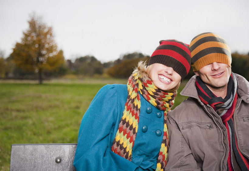 西方人,两个人,家庭,夫妻,坐,笑,微笑,露齿笑,横图,室外,白天,正面,运动服,爱情,锻炼,旅游,度假,运动,草地,草坪,植物,帽子,椅子,欧洲,欧洲人,服装,朦胧,模糊,装饰,木椅,浪漫,娱乐,草,树,树木,衣服,蓝色,绿色,蓝天,天空,自然,围巾,天,靠,靠着,享受,休闲,温暖,温馨,一家人,恩爱,放松,遮,遮掩,恋人,服饰,生长,晴朗,成长,围脖,保暖,华丽,点缀,和睦,掩盖,遮挡,衣着,御寒,穿着,室外运动,户外运动,遮盖,万里无云,衬托,美观,雅致,雅观,编织帽,掩饰,衣饰,男人,男性,年轻男性,年轻女性,女人,女性,白种人,年轻人,夫妇,情侣,晴空,晴空万里,坐着,半身,彩图,健身,伴侣,融洽,运动装