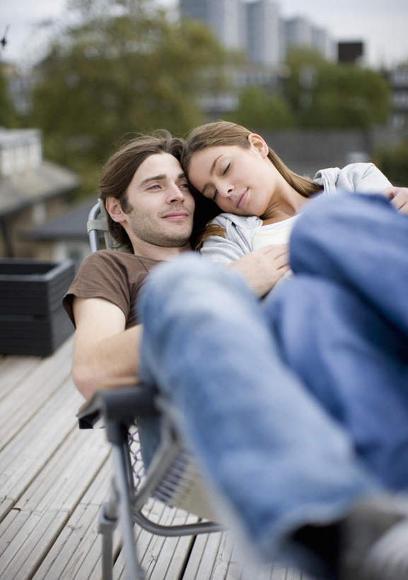 西方人,两个人,家庭,夫妻,坐,闭眼,笑,微笑,露齿笑,竖图,室外,白天,正面,运动服,爱情,锻炼,旅游,度假,运动,植物,地板,椅子,欧洲,欧洲人,服装,朦胧,模糊,躺椅,地面,浪漫,扭头,注视,娱乐,木地板,树,树木,衣服,绿色,自然,观察,看,靠,靠着,转头,享受,休闲,温暖,温馨,一家人,恩爱,放松,恋人,服饰,生长,成长,观看,沙滩椅,和睦,察看,衣着,穿着,关注,室外运动,户外运动,衣饰,男人,男性,年轻男性,年轻女性,女人,女性,白种人,年轻人,夫妇,情侣,闭眼睛,闭着眼,闭着眼睛,坐着,半身,彩图,健身,伴侣,融洽,运动装