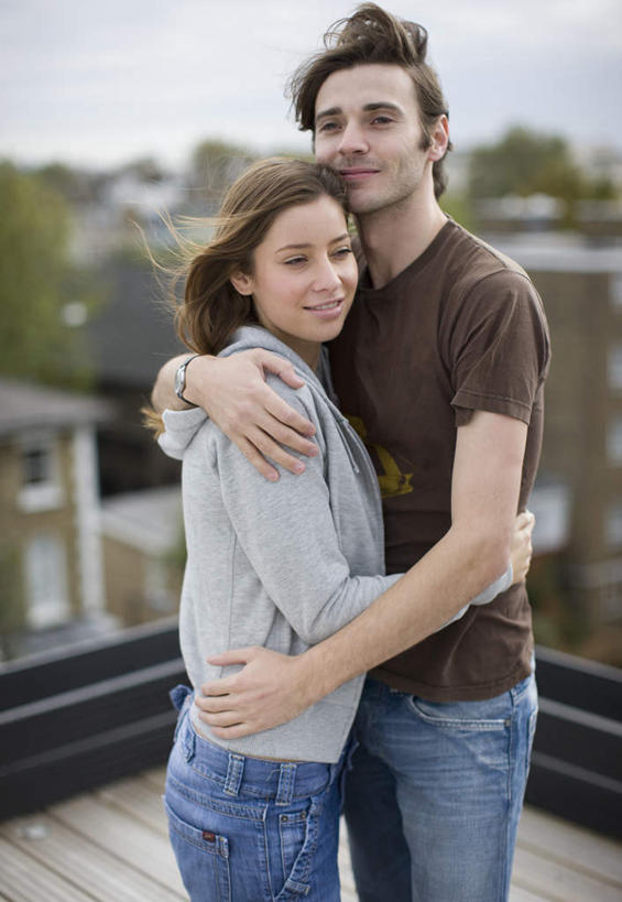 西方人,两个人,家庭,夫妻,站,抱,笑,微笑,露齿笑,竖图,室外,白天,侧面,运动服,爱情,锻炼,旅游,度假,运动,植物,地板,欧洲,欧洲人,服装,朦胧,模糊,云,云朵,地面,浪漫,云彩,扭头,注视,娱乐,木地板,树,树木,衣服,蓝色,绿色,白云,蓝天,天空,自然,天,观察,看,站着,转头,享受,休闲,温暖,温馨,一家人,恩爱,放松,恋人,服饰,生长,晴朗,成长,抱着,观看,和睦,察看,搂着,衣着,穿着,关注,室外运动,户外运动,衣饰,男人,男性,年轻男性,年轻女性,女人,女性,白种人,年轻人,夫妇,情侣,晴空,怀抱,搂,搂抱,相抱,拥抱,站立,半身,彩图,健身,伴侣,融洽,运动装