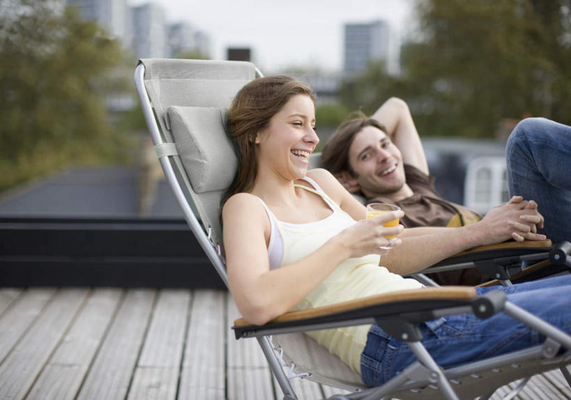 西方人,两个人,坐,握手,笑,微笑,露齿笑,横图,室外,白天,正面,爱情,植物,地板,椅子,欧洲,欧洲人,阴影,服装,朦胧,模糊,光线,影子,躺椅,地面,浪漫,注视,休闲装,木地板,树,树木,衣服,绿色,阳光,自然,观察,看,休闲,温暖,温馨,休闲服,恩爱,恋人,服饰,生长,成长,观看,沙滩椅,和睦,察看,关注,男人,男性,年轻女性,女人,女性,中年男性,白种人,情侣,搀手,拉手,手拉手,手握手,坐着,半身,彩图,伴侣,融洽