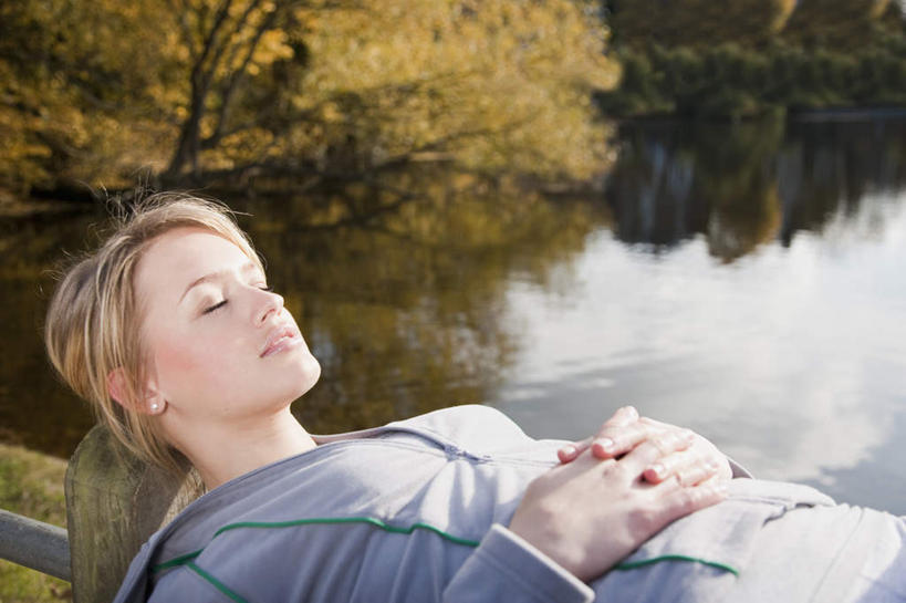 西方人,一个人,躺,闭眼,睡,横图,俯视,室外,白天,旅游,度假,草地,草坪,河流,美景,水,植物,欧洲,欧洲人,仅一个年轻女性,仅一个女性,仅一个人,阴影,波纹,服装,光线,影子,河水,景观,水流,涟漪,休闲装,娱乐,草,树,树木,衣服,绿色,倒影,水纹,阳光,自然,波浪,享受,休闲,休闲服,景色,放松,服饰,生长,成长,倒映,自然风光,水晕,反照,卧着,年轻女性,女人,女性,白种人,闭眼睛,闭着眼,闭着眼睛,困,困觉,寝息,睡觉,躺着,卧,半身,彩图,高角度拍摄