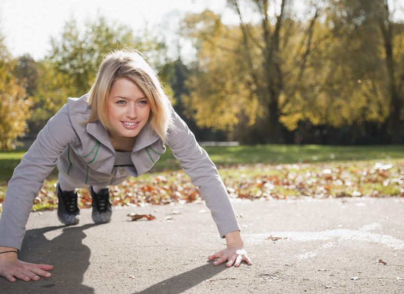 西方人,一个人,笑,俯卧撑,微笑,露齿笑,横图,室外,白天,正面,锻炼,旅游,度假,运动,草地,草坪,植物,叶子,欧洲,欧洲人,仅一个年轻女性,仅一个女性,仅一个人,撑,阴影,服装,朦胧,模糊,光线,影子,枯叶,落叶,注视,休闲装,娱乐,草,树,树木,衣服,蓝色,绿色,蓝天,天空,阳光,自然,天,观察,看,享受,休闲,休闲服,放松,服饰,生长,晴朗,成长,观看,察看,撑着,关注,室外运动,户外运动,万里无云,年轻女性,女人,女性,白种人,叶,叶片,晴空,晴空万里,半身,彩图,健身