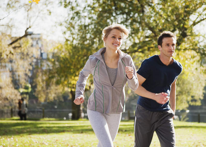 西方人,两个人,跑,笑,微笑,露齿笑,横图,室外,白天,正面,运动服,爱情,锻炼,运动,草地,草坪,植物,欧洲,欧洲人,阴影,服装,朦胧,模糊,光线,影子,浪漫,注视,草,树,树木,衣服,绿色,阳光,自然,观察,看,温暖,温馨,恩爱,恋人,服饰,生长,成长,观看,和睦,察看,衣着,穿着,关注,衣饰,体育,男人,男性,年轻女性,女人,女性,中年男性,白种人,情侣,跑步,半身,彩图,健身,伴侣,融洽,运动装