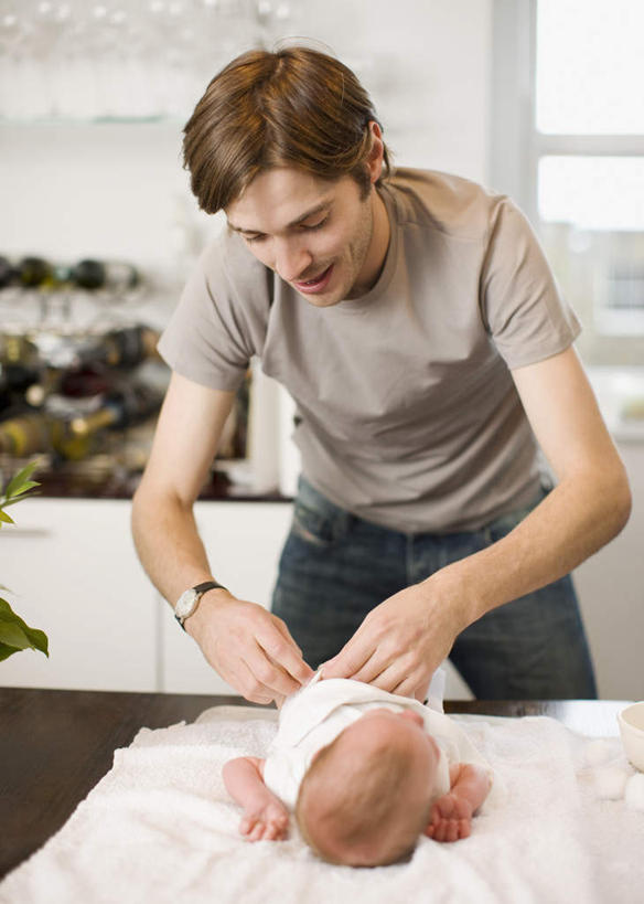 西方人,婴儿,儿童,两个人,家庭,父亲,站,躺,笑,微笑,露齿笑,竖图,室内,白天,正面,纯洁,窗户,欧洲,欧洲人,弯腰,阴影,服装,时间,反射,时钟,手表,影子,墙,计时,注视,休闲装,尿布,纸尿裤,尿不湿,玻璃窗,墙壁,墙面,小孩,衣服,白色,钟表,观察,看,站着,休闲,温暖,温馨,一家人,休闲服,表,父爱,可爱,童年,童趣,服饰,活泼,观看,腕表,和睦,察看,纸尿布,关注,宝宝,童真,纯真,烂漫,无邪,纸尿片,弯身,卧着,伶俐,天真,男人,男性,年轻男性,白种人,孩子,年轻人,钟,躺着,卧,站立,半身,彩图,融洽