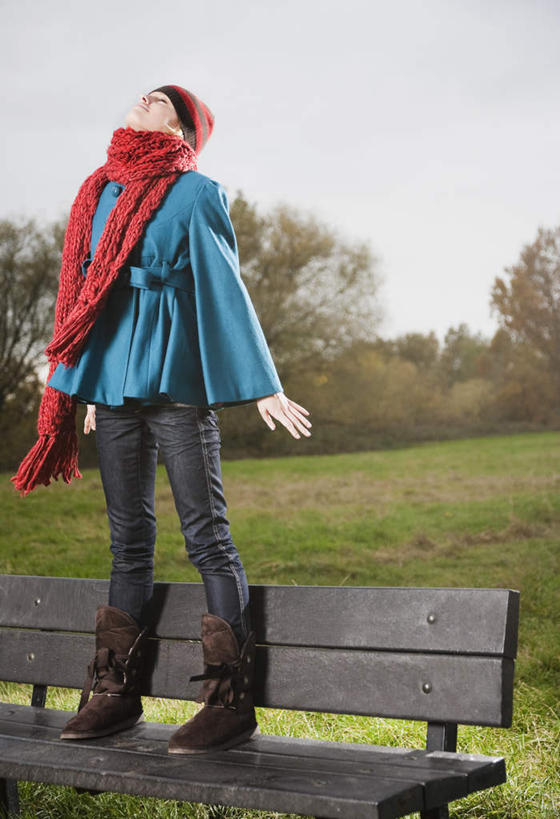 西方人,一个人,站,竖图,室外,白天,正面,草地,草坪,植物,椅子,欧洲,欧洲人,仅一个年轻女性,仅一个女性,仅一个人,一条,阴影,服装,装饰,光线,影子,木椅,注视,休闲装,草,树,树木,衣服,红色,蓝色,绿色,蓝天,天空,阳光,自然,围巾,天,观察,看,站着,休闲,温暖,休闲服,服饰,生长,晴朗,成长,围脖,观看,保暖,华丽,点缀,察看,御寒,关注,万里无云,衬托,美观,雅致,雅观,年轻女性,女人,女性,白种人,晴空,晴空万里,抬头,仰头,站立,彩图,全身