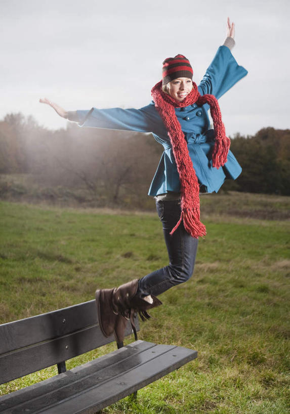 西方人,一个人,跳,举,笑,微笑,露齿笑,竖图,室外,白天,正面,草地,草坪,植物,椅子,欧洲,欧洲人,仅一个年轻女性,仅一个女性,仅一个人,一条,阴影,服装,装饰,光线,影子,木椅,注视,休闲装,草,树,树木,衣服,红色,蓝色,绿色,蓝天,天空,阳光,自然,围巾,天,观察,看,托,休闲,温暖,休闲服,服饰,生长,晴朗,成长,围脖,观看,保暖,华丽,点缀,察看,御寒,关注,万里无云,衬托,美观,雅致,雅观,年轻女性,女人,女性,白种人,晴空,晴空万里,举起,举手,举着,跳跃,向上举,向上伸,向上托,彩图,全身