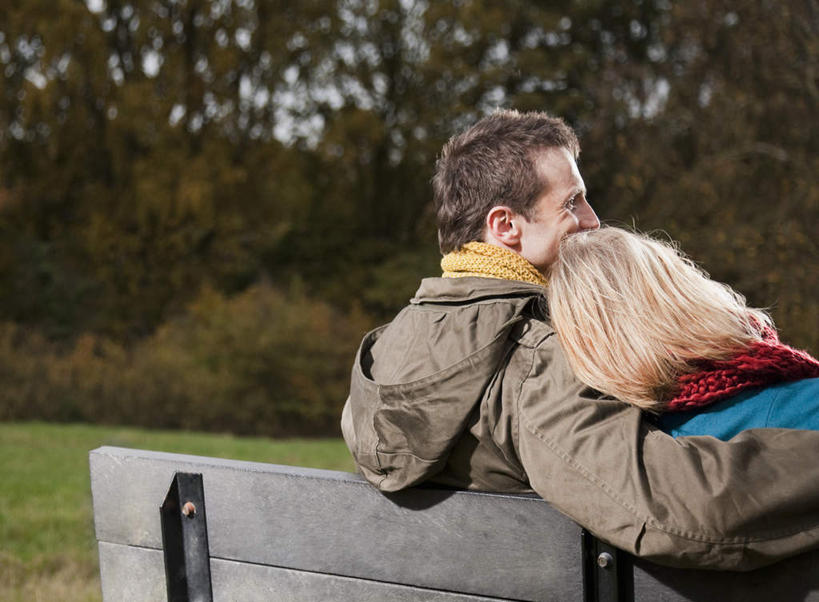 西方人,两个人,坐,抱,笑,微笑,露齿笑,横图,室外,白天,爱情,草地,草坪,植物,椅子,欧洲,欧洲人,阴影,服装,光线,影子,木椅,浪漫,注视,休闲装,草,树,树木,背面,衣服,绿色,阳光,自然,观察,看,休闲,温暖,温馨,休闲服,恩爱,恋人,服饰,生长,成长,抱着,观看,和睦,察看,搂着,关注,男人,男性,年轻女性,女人,女性,中年男性,白种人,情侣,搂,搂抱,坐着,半身,彩图,伴侣,融洽