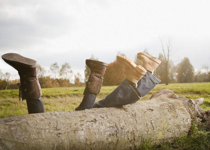 西方人,两个人,举,横图,室外,白天,正面,爱情,草地,草坪,植物,鞋子,欧洲,欧洲人,阴影,裤子,朦胧,模糊,光线,影子,云,云朵,树桩,浪漫,云彩,牛仔裤,靴子,草,树,树干,树木,蓝色,绿色,白云,蓝天,天空,阳光,自然,天,托,温暖,温馨,木桩,恩爱,恋人,生长,晴朗,成长,和睦,牛仔靴,男人,男性,年轻女性,女人,女性,中年男性,白种人,情侣,晴空,举起,举手,举着,向上举,向上伸,向上托,半身,彩图,伴侣,融洽