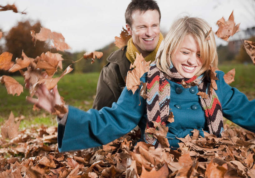 西方人,两个人,家庭,夫妻,笑,微笑,露齿笑,横图,室外,白天,正面,爱情,草地,草坪,植物,叶子,欧洲,欧洲人,一堆,许多,阴影,堆叠,堆积,服装,装饰,光线,影子,枯叶,落叶,浪漫,洒,注视,休闲装,草,树,树木,衣服,蓝色,绿色,蓝天,天空,阳光,自然,围巾,天,观察,看,休闲,温暖,温馨,一家人,休闲服,恩爱,恋人,服饰,生长,晴朗,成长,围脖,观看,堆,保暖,华丽,点缀,和睦,察看,御寒,关注,万里无云,衬托,美观,雅致,雅观,男人,男性,年轻女性,女人,女性,中年男性,白种人,夫妇,情侣,叶,叶片,晴空,晴空万里,撒,半身,彩图,伴侣,融洽
