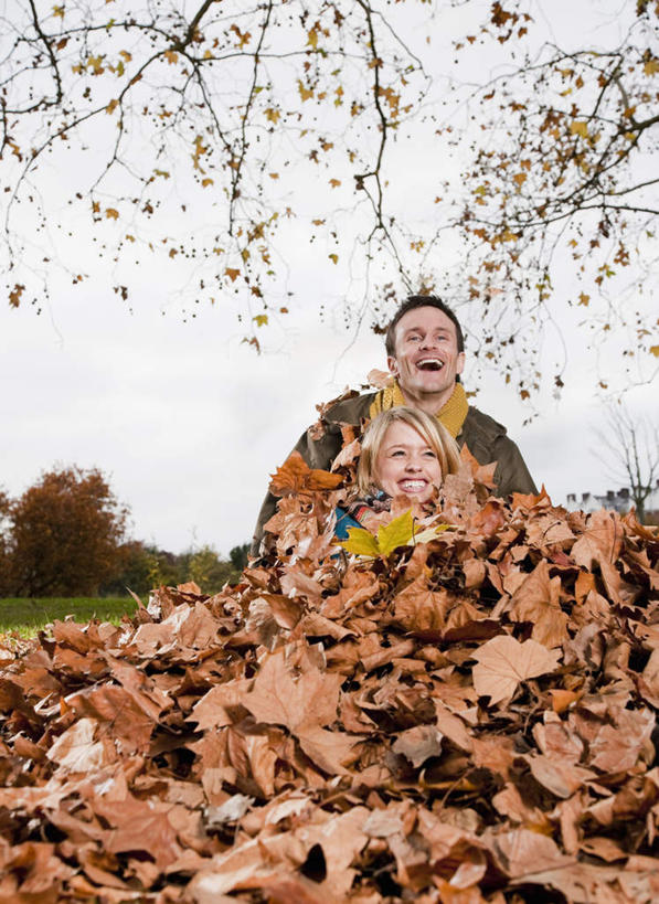 西方人,两个人,家庭,夫妻,笑,微笑,露齿笑,竖图,室外,白天,仰视,爱情,草地,草坪,植物,叶子,欧洲,欧洲人,一堆,许多,阴影,堆叠,堆积,服装,装饰,光线,影子,枯叶,落叶,浪漫,洒,注视,休闲装,草,树,树木,衣服,蓝色,绿色,蓝天,天空,阳光,自然,围巾,天,观察,看,休闲,温暖,温馨,一家人,休闲服,恩爱,恋人,服饰,生长,晴朗,成长,围脖,观看,堆,保暖,华丽,点缀,和睦,察看,御寒,关注,万里无云,衬托,美观,雅致,雅观,男人,男性,年轻女性,女人,女性,中年男性,白种人,夫妇,情侣,叶,叶片,晴空,晴空万里,撒,半身,彩图,低角度拍摄,伴侣,融洽
