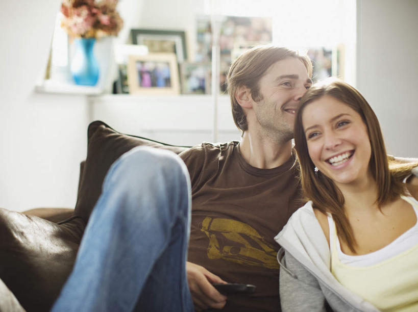 西方人,两个人,家庭,夫妻,坐,笑,微笑,露齿笑,横图,照片,室内,白天,正面,爱情,欧洲,欧洲人,阴影,服装,盛开,反射,影子,墙,浪漫,花蕾,注视,休闲装,墙壁,墙面,玻璃制品,画框,酒瓶,花,花瓣,花朵,鲜花,衣服,白色,玻璃瓶,瓶子,花苞,花蕊,观察,看,休闲,温暖,温馨,一家人,休闲服,恩爱,恋人,摄影,服饰,观看,和睦,察看,关注,男人,男性,年轻女性,女人,女性,中年男性,白种人,夫妇,情侣,相片,坐着,半身,彩图,拍摄,照相,伴侣,融洽