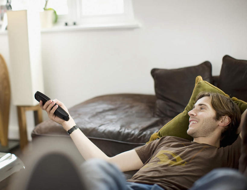 西方人,一个人,客厅,躺,笑,微笑,露齿笑,横图,室内,白天,正面,靠垫,沙发,欧洲,欧洲人,仅一个男性,仅一个人,仅一个中年男性,握,阴影,服装,朦胧,模糊,反射,影子,墙,靠枕,注视,休闲装,墙壁,墙面,衣服,白色,垫子,遥控器,枕头,观察,看,休闲,休闲服,握着,服饰,观看,察看,起居室,关注,客堂,卧着,男人,男性,中年男性,白种人,躺着,卧,半身,彩图,皮沙发