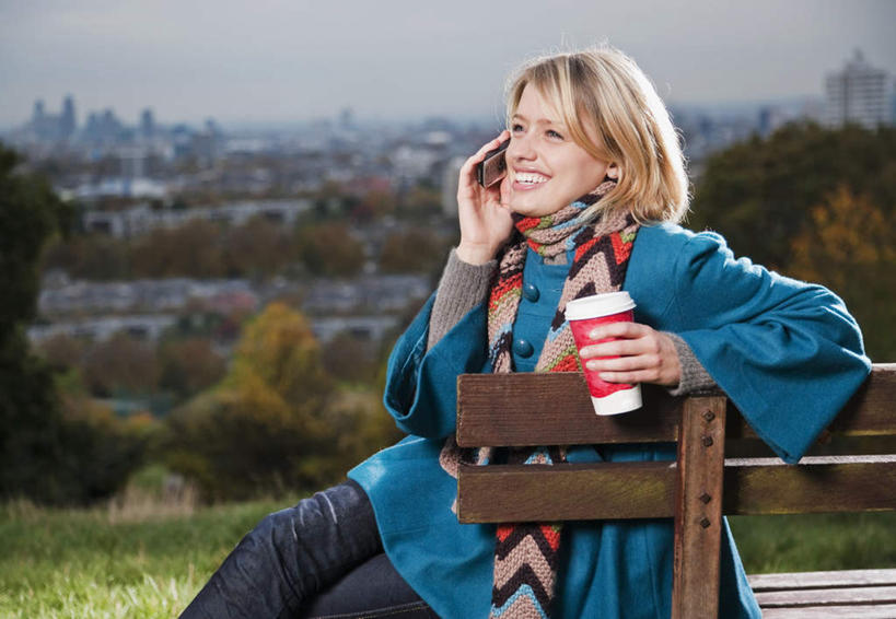 西方人,一个人,坐,笑,打电话,微笑,露齿笑,横图,室外,白天,正面,旅游,度假,草地,草坪,美景,植物,杯子,电话,手机,椅子,英国,欧洲,欧洲人,仅一个年轻女性,仅一个女性,仅一个人,一条,握,阴影,服装,朦胧,模糊,装饰,光线,影子,木椅,景观,注视,休闲装,娱乐,通讯设备,草,树,树木,衣服,绿色,阳光,自然,水杯,围巾,观察,看,享受,休闲,温暖,休闲服,景色,放松,握着,服饰,生长,成长,围脖,观看,保暖,华丽,点缀,察看,御寒,西欧,关注,自然风光,大不列颠,大不列颠及北爱尔兰联合王国,一部,衬托,美观,雅致,雅观,大不列颠联合王国,日不落英帝国,交流,年轻女性,女人,女性,白种人,茶杯,沟通,通话,坐着,半身,彩图