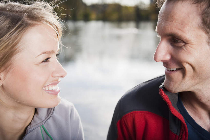 西方人,脸,头,脸颊,两个人,家庭,夫妻,笑,微笑,露齿笑,横图,室外,特写,白天,正面,运动服,爱情,草地,草坪,河流,水,植物,欧洲,欧洲人,阴影,波纹,服装,朦胧,模糊,光线,影子,河水,水流,涟漪,浪漫,注视,肩膀,相视,草,树,树木,衣服,绿色,倒影,水纹,阳光,自然,波浪,观察,看,温暖,温馨,一家人,面对面,恩爱,恋人,服饰,生长,成长,观看,对视,和睦,察看,倒映,互视,衣着,穿着,关注,相对,相看,水晕,衣饰,反照,男人,男性,年轻女性,女人,女性,中年男性,白种人,头部,脸部,脸蛋,面部,夫妇,情侣,半身,彩图,伴侣,融洽,运动装