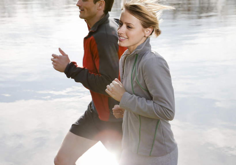 西方人,两个人,家庭,夫妻,跑,笑,微笑,露齿笑,横图,室外,白天,侧面,运动服,爱情,锻炼,运动,河流,水,欧洲,欧洲人,阴影,波纹,服装,光线,影子,河水,水流,涟漪,浪漫,注视,衣服,倒影,水纹,阳光,波浪,观察,看,温暖,温馨,一家人,恩爱,恋人,服饰,观看,和睦,察看,倒映,衣着,穿着,关注,水晕,衣饰,反照,体育,男人,男性,年轻女性,女人,女性,中年男性,白种人,夫妇,情侣,跑步,半身,彩图,健身,伴侣,融洽,运动装