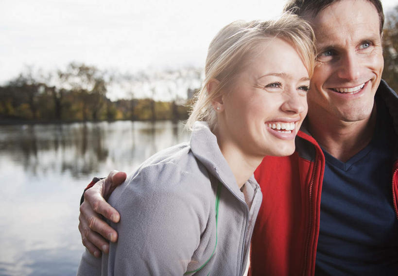 西方人,两个人,家庭,夫妻,笑,微笑,露齿笑,横图,室外,白天,正面,运动服,爱情,草地,草坪,河流,水,植物,欧洲,欧洲人,阴影,波纹,服装,朦胧,模糊,光线,影子,河水,水流,涟漪,浪漫,注视,草,树,树木,衣服,蓝色,绿色,倒影,蓝天,水纹,天空,阳光,自然,波浪,天,观察,看,温暖,温馨,一家人,恩爱,搭,恋人,服饰,生长,晴朗,成长,观看,和睦,察看,倒映,衣着,穿着,搭着,关注,万里无云,水晕,衣饰,反照,男人,男性,年轻女性,女人,女性,中年男性,白种人,夫妇,情侣,晴空,晴空万里,半身,彩图,伴侣,融洽,运动装