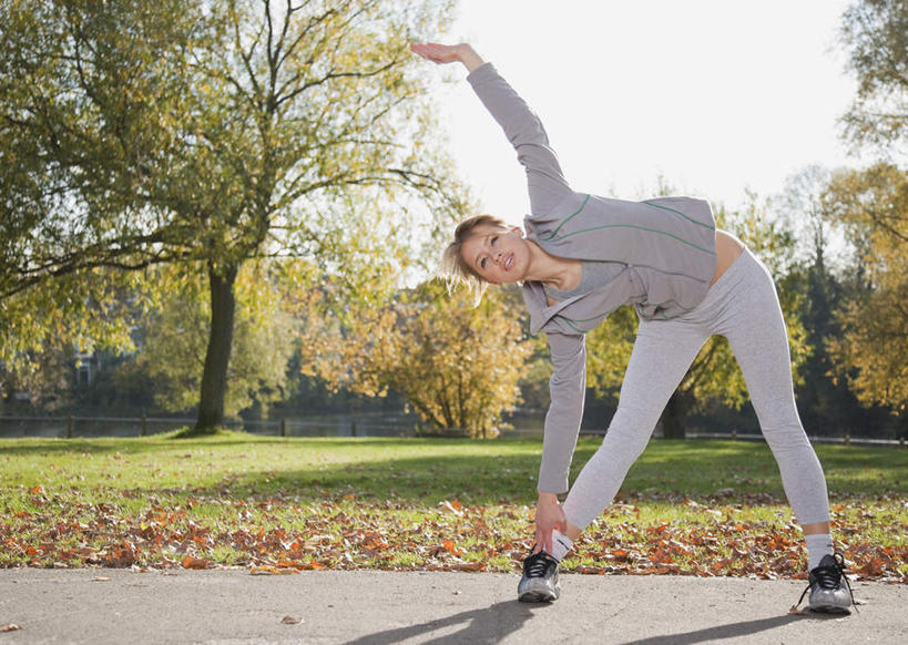 西方人,一个人,举,笑,微笑,露齿笑,横图,室外,白天,正面,运动服,锻炼,旅游,度假,运动,草地,草坪,植物,道路,路,叶子,欧洲,欧洲人,仅一个年轻女性,仅一个女性,仅一个人,伸展,阴影,服装,光线,影子,小路,枯叶,落叶,交通,注视,娱乐,草,树,树木,衣服,蓝色,绿色,蓝天,天空,阳光,自然,天,观察,看,托,享受,休闲,放松,舒展,服饰,生长,晴朗,成长,观看,察看,衣着,穿着,关注,室外运动,户外运动,万里无云,衣饰,年轻女性,女人,女性,白种人,叶,叶片,晴空,晴空万里,举起,举手,举着,向上举,向上伸,向上托,彩图,全身,健身,运动装