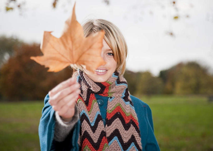 西方人,一个人,站,笑,微笑,露齿笑,横图,室外,白天,正面,草地,草坪,植物,叶子,欧洲,欧洲人,仅一个年轻女性,仅一个女性,仅一个人,一条,握,阴影,服装,朦胧,模糊,装饰,光线,影子,枯叶,落叶,注视,休闲装,草,树,树木,衣服,蓝色,绿色,蓝天,天空,阳光,自然,围巾,天,观察,看,站着,休闲,温暖,休闲服,握着,服饰,生长,晴朗,成长,围脖,观看,保暖,华丽,点缀,察看,御寒,关注,万里无云,衬托,美观,雅致,雅观,年轻女性,女人,女性,白种人,叶,叶片,晴空,晴空万里,站立,半身,彩图
