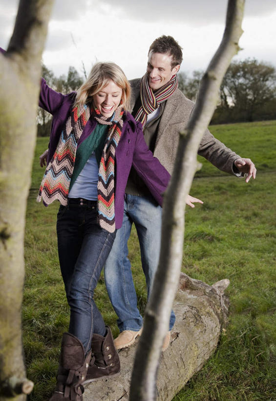 西方人,两个人,家庭,夫妻,走,伸展双臂,笑,微笑,露齿笑,竖图,室外,白天,正面,爱情,草地,草坪,植物,欧洲,欧洲人,服装,朦胧,模糊,装饰,乌云,云,阴天,云朵,树桩,浪漫,云彩,注视,休闲装,草,树,树干,树木,衣服,绿色,天空,自然,围巾,天,观察,看,休闲,温暖,温馨,一家人,休闲服,木桩,恩爱,恋人,服饰,生长,成长,围脖,观看,保暖,华丽,点缀,和睦,察看,昏暗,阴沉,御寒,关注,衬托,美观,雅致,雅观,男人,男性,年轻女性,女人,女性,中年男性,白种人,夫妇,情侣,步行,敞开双臂,散步,伸开双臂,展开双肩,张开手臂,张开双臂,走路,彩图,全身,伴侣,融洽