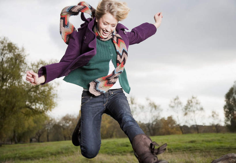 西方人,一个人,笑,微笑,露齿笑,横图,室外,白天,仰视,草地,草坪,植物,欧洲,欧洲人,仅一个年轻女性,仅一个女性,仅一个人,一条,服装,朦胧,模糊,装饰,乌云,云,阴天,云朵,云彩,注视,休闲装,草,树,树木,衣服,绿色,天空,自然,围巾,天,观察,看,休闲,温暖,休闲服,服饰,生长,成长,围脖,观看,保暖,华丽,点缀,察看,昏暗,阴沉,御寒,关注,衬托,美观,雅致,雅观,年轻女性,女人,女性,白种人,半身,彩图,低角度拍摄