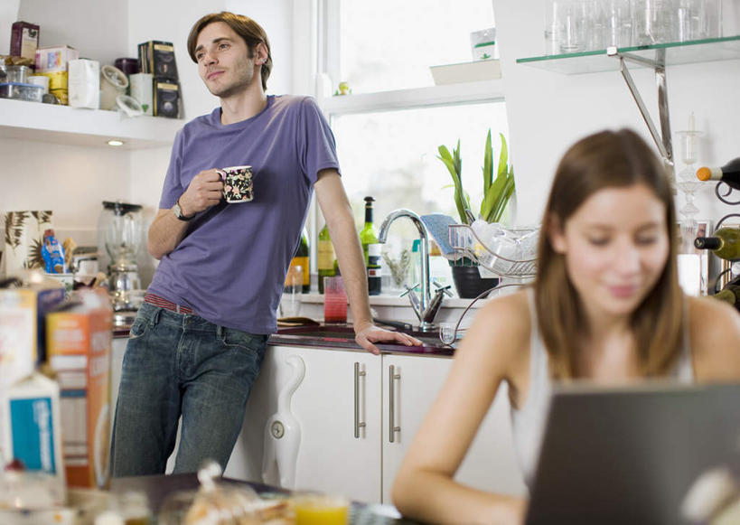 西方人,两个人,家庭,夫妻,站,坐,笑,微笑,横图,室内,白天,正面,爱情,电脑,笔记本电脑,植物,窗户,柜子,杯子,欧洲,欧洲人,许多,敲打,阴影,服装,朦胧,模糊,反射,网络,瓷器,盆栽,水槽,水龙头,影子,墙,咖啡杯,盆景,陶瓷制品,储物柜,浪漫,注视,休闲装,输入,通讯设备,水斗,开关,玻璃窗,墙壁,墙面,玻璃制品,衣服,绿色,白色,自然,玻璃瓶,瓶子,打开,打字,观察,看,站着,休闲,温暖,温馨,一家人,休闲服,恩爱,恋人,服饰,生长,成长,观看,点击,一台,敲击,阀门,和睦,察看,无线,开启,储存,关注,瓷杯,通信设备,无线网络,无线上网,便携式电脑,水咀,储备,蕴藏,贮备,按键,手提电脑,男人,男性,年轻女性,女人,女性,中年男性,白种人,夫妇,情侣,站立,坐着,半身,彩图,伴侣,融洽,贮存