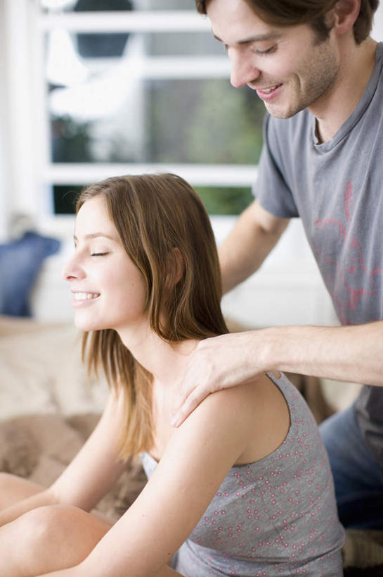 西方人,两个人,家庭,夫妻,客厅,坐,闭眼,笑,微笑,露齿笑,竖图,室内,白天,侧面,爱情,按摩,窗户,靠垫,沙发,欧洲,欧洲人,阴影,服装,朦胧,模糊,反射,影子,靠枕,浪漫,注视,休闲装,玻璃窗,衣服,垫子,枕头,低头,观察,看,享受,休闲,健康,温暖,温馨,一家人,休闲服,恩爱,保健,恋人,服饰,观看,和睦,察看,起居室,关注,布艺沙发,指压,客堂,男人,男性,年轻女性,女人,女性,中年男性,白种人,夫妇,情侣,闭眼睛,闭着眼,闭着眼睛,坐着,半身,彩图,推拿,伴侣,融洽