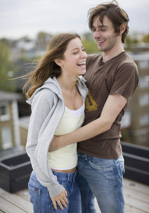 西方人,两个人,家庭,夫妻,家,栏杆,抱,笑,微笑,露齿笑,竖图,室外,白天,侧面,爱情,植物,欧洲,欧洲人,阴影,服装,朦胧,模糊,光线,影子,房屋,屋子,围栏,浪漫,注视,休闲装,护栏,楼房,住宅,树,树木,衣服,绿色,阳光,自然,观察,看,休闲,温暖,温馨,一家人,休闲服,恩爱,恋人,服饰,生长,成长,抱着,观看,和睦,察看,搂着,关注,男人,男性,年轻女性,女人,女性,中年男性,白种人,夫妇,情侣,搂,搂抱,半身,彩图,房子,伴侣,融洽