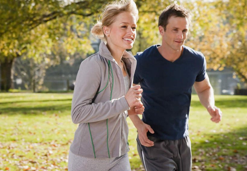 西方人,两个人,家庭,夫妻,跑,笑,微笑,露齿笑,横图,室外,白天,正面,运动服,爱情,锻炼,运动,草地,草坪,秋季,植物,叶子,欧洲,欧洲人,阴影,服装,光线,影子,枯叶,落叶,浪漫,注视,草,树,树木,衣服,绿色,阳光,自然,观察,看,温暖,温馨,一家人,恩爱,恋人,服饰,生长,成长,观看,和睦,察看,衣着,穿着,关注,衣饰,体育,男人,男性,年轻女性,女人,女性,中年男性,白种人,夫妇,情侣,叶,叶片,秋,秋天,跑步,半身,彩图,健身,伴侣,融洽,运动装