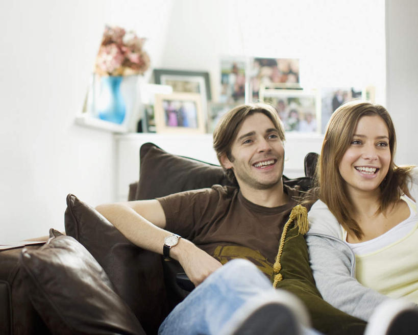 西方人,两个人,家庭,夫妻,客厅,坐,笑,微笑,露齿笑,横图,照片,室内,白天,正面,爱情,靠垫,沙发,欧洲,欧洲人,阴影,服装,朦胧,模糊,时间,反射,时钟,手表,影子,墙,靠枕,浪漫,计时,注视,休闲装,墙壁,墙面,画框,衣服,白色,垫子,枕头,钟表,观察,看,休闲,温暖,温馨,一家人,休闲服,表,恩爱,恋人,摄影,服饰,观看,腕表,和睦,察看,起居室,关注,布艺沙发,客堂,男人,男性,年轻女性,女人,女性,中年男性,白种人,夫妇,情侣,相片,钟,坐着,半身,彩图,拍摄,照相,伴侣,融洽