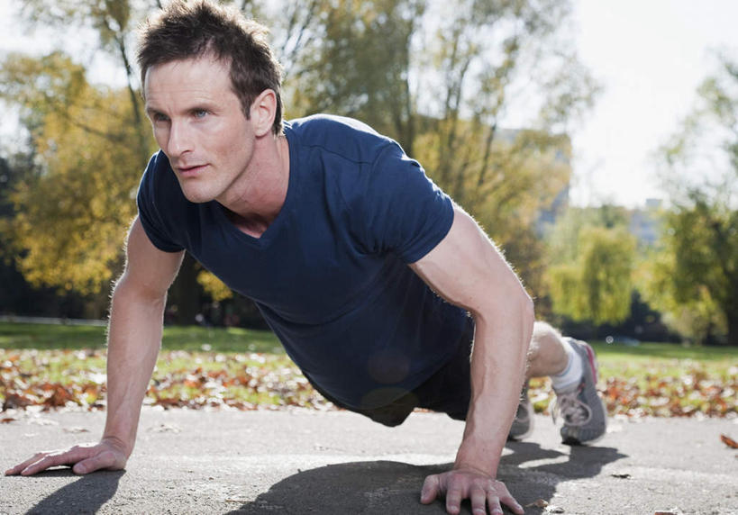 西方人,一个人,俯卧撑,横图,室外,白天,正面,锻炼,旅游,度假,运动,草地,草坪,秋季,植物,叶子,欧洲,欧洲人,仅一个男性,仅一个人,仅一个中年男性,撑,阴影,服装,朦胧,模糊,光线,影子,枯叶,落叶,注视,休闲装,娱乐,草,树,树木,衣服,蓝色,绿色,蓝天,天空,阳光,自然,天,观察,看,享受,休闲,休闲服,放松,服饰,生长,晴朗,成长,观看,察看,撑着,关注,室外运动,户外运动,万里无云,男人,男性,中年男性,白种人,叶,叶片,晴空,晴空万里,秋,秋天,彩图,全身,健身