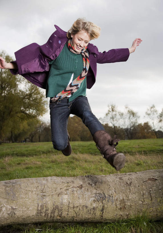 西方人,一个人,跳,笑,微笑,露齿笑,竖图,室外,白天,仰视,草地,草坪,植物,欧洲,欧洲人,仅一个年轻女性,仅一个女性,仅一个人,服装,乌云,云,阴天,云朵,树桩,云彩,注视,休闲装,草,树,树干,树木,衣服,绿色,天空,自然,天,观察,看,休闲,休闲服,木桩,服饰,生长,成长,观看,察看,昏暗,阴沉,关注,年轻女性,女人,女性,白种人,跳跃,彩图,低角度拍摄,全身