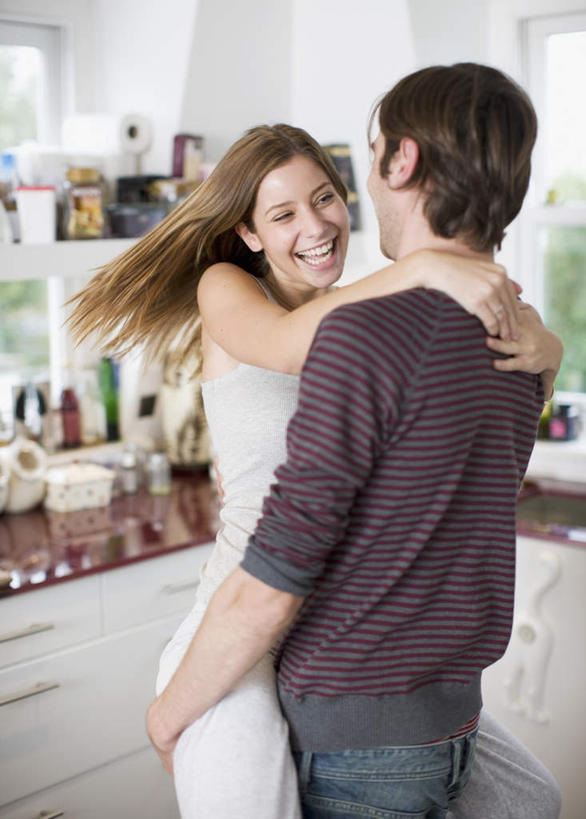 西方人,背部,两个人,家庭,夫妻,站,抱,笑,微笑,露齿笑,竖图,室内,白天,正面,爱情,窗户,柜子,欧洲,欧洲人,阴影,服装,反射,影子,墙,储物柜,浪漫,注视,休闲装,玻璃窗,墙壁,墙面,玻璃制品,衣服,白色,玻璃瓶,瓶子,观察,看,站着,休闲,温暖,温馨,一家人,休闲服,恩爱,恋人,服饰,抱着,观看,和睦,察看,搂着,储存,关注,储备,蕴藏,贮备,男人,男性,年轻女性,女人,女性,中年男性,白种人,夫妇,情侣,搂,搂抱,站立,半身,彩图,伴侣,融洽,贮存