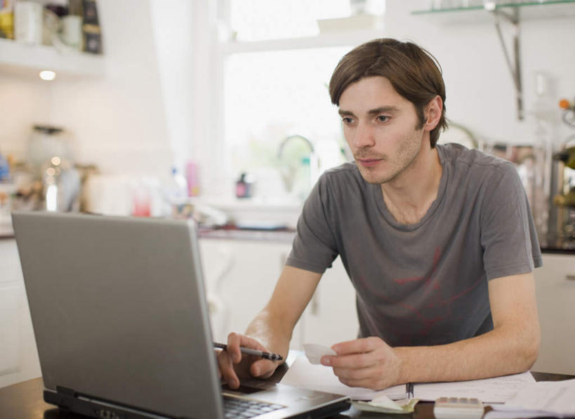 西方人,一个人,坐,横图,室内,白天,正面,计算器,电脑,笔记本电脑,厨房,窗户,柜子,桌子,欧洲,欧洲人,仅一个男性,仅一个人,仅一个中年男性,握,阴影,服装,朦胧,模糊,反射,计算,科学,网络,笔,材料,档案,文件,影子,墙,办公用品,储物柜,注视,休闲装,通讯设备,玻璃窗,墙壁,墙面,文具,衣服,白色,学习用品,资料,观察,看,休闲,休闲服,握着,理财,财务,服饰,观看,一台,文具用品,察看,无线,储存,关注,数学,文档,通信设备,无线网络,无线上网,便携式电脑,储备,蕴藏,贮备,手提电脑,男人,男性,中年男性,白种人,坐着,半身,彩图,灶间,贮存