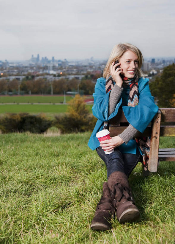 西方人,一个人,坐,打电话,竖图,室外,白天,正面,草地,草坪,植物,杯子,电话,手机,欧洲,欧洲人,仅一个年轻女性,仅一个女性,仅一个人,一条,握,阴影,服装,装饰,光线,影子,咖啡杯,注视,休闲装,通讯设备,草,树,树木,衣服,蓝色,绿色,蓝天,天空,阳光,自然,围巾,天,观察,看,休闲,温暖,休闲服,握着,服饰,生长,晴朗,成长,围脖,观看,保暖,华丽,点缀,察看,御寒,关注,万里无云,一部,衬托,美观,雅致,雅观,交流,年轻女性,女人,女性,白种人,晴空,晴空万里,沟通,通话,坐着,彩图,全身