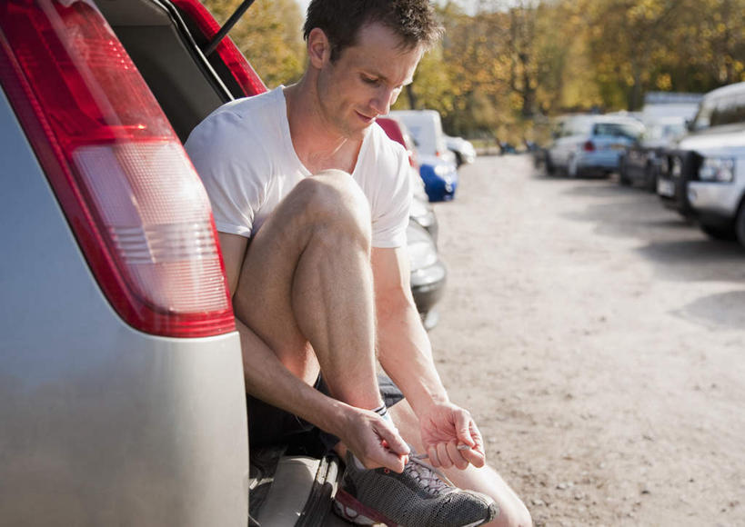 西方人,一个人,横图,室外,白天,正面,运动服,运动鞋,道路,路,公路,汽车,鞋子,欧洲,欧洲人,仅一个男性,仅一个人,仅一个中年男性,一排,许多,握,阴影,服装,整齐,光线,影子,交通,注视,踩,车,排列,衣服,阳光,交通工具,轿车,踩着,低头,观察,看,握着,服饰,观看,休闲鞋,察看,衣着,穿着,队列,关注,载具,衣饰,男人,男性,中年男性,白种人,马路,半身,彩图,运动装