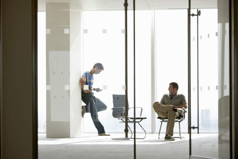 西方人,两个人,同事,商务人士,商务男性,站,坐,打电话,横图,室内,白天,正面,衬衫,成功,合作,团队,集体,信心,窗户,落地窗,电话,手机,椅子,欧洲,欧洲人,阴影,套装,反射,影子,二郎腿,注视,通讯设备,队伍,玻璃窗,会议椅,低头,观察,看,站着,观看,办公椅,察看,领导,成就,关注,商务装,合伙,领袖,工薪阶层,商务椅,培训椅,交流,男人,男性,中年男性,白种人,白领,上班族,沟通,通话,站立,坐着,彩图,全身,衬衣