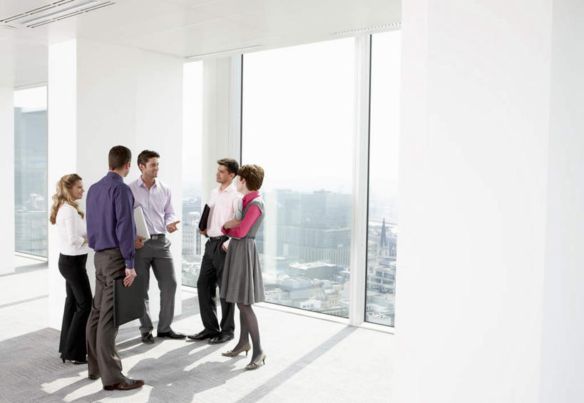 东方人,西方人,背部,同事,商务人士,商务男性,商务女性,办公室,站,说,横图,室内,白天,正面,衬衫,讨论,成功,合作,团队,集体,信心,窗户,落地窗,欧洲,欧洲人,亚洲,五个人,阴影,套装,反射,包,公文包,影子,墙,走道,走廊,过道,许多人,注视,黄种人,队伍,玻璃窗,相视,墙壁,墙面,白色,观察,看,站着,一群人,面对面,公事包,观看,对视,察看,领导,互视,成就,关注,相对,商务装,合伙,领袖,工薪阶层,相看,交流,男人,男性,年轻男性,女人,女性,中年男性,中年女性,白种人,亚洲人,白领,上班族,沟通,讲话,交谈,商讨,说话,谈话,站立,彩图,全身,衬衣