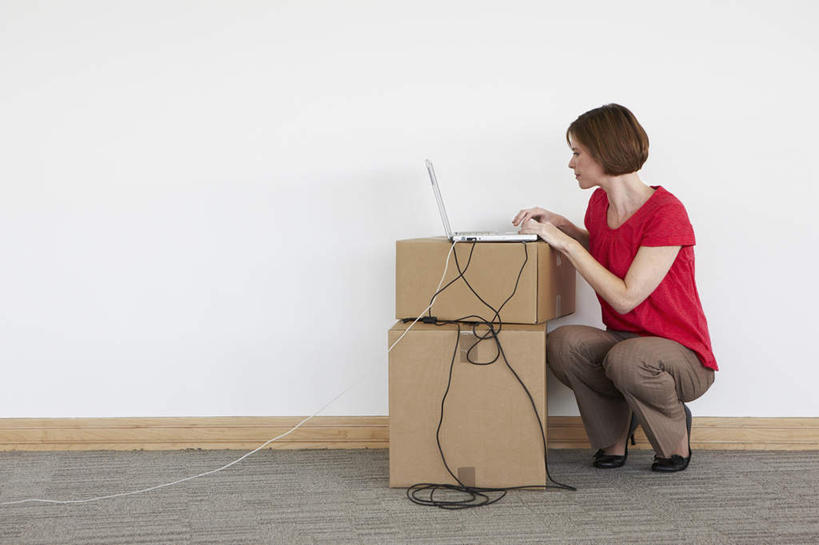 西方人,一个人,商务人士,商务女性,蹲,横图,室内,白天,侧面,电脑,笔记本电脑,欧洲,欧洲人,仅一个女性,仅一个人,敲打,阴影,套装,电力,反射,网络,包装,电线,线,影子,纸箱,墙,电能,线路,注视,输入,通讯设备,墙壁,墙面,两个,白色,容器,箱子,打字,观察,看,仅一个中年女性,观看,电,点击,一台,电源,电源线,敲击,察看,无线,关注,纸板箱,通信设备,商务装,无线网络,能量,无线上网,便携式电脑,工薪阶层,包装箱,按键,手提电脑,女人,女性,中年女性,白种人,白领,上班族,蹲着,彩图,全身