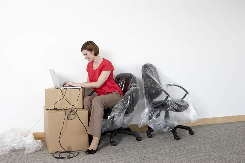 西方人,一个人,商务人士,商务女性,坐,横图,室内,白天,侧面,电脑,笔记本电脑,袋子,椅子,欧洲,欧洲人,仅一个女性,仅一个人,敲打,阴影,套装,电力,反射,网络,包装,电线,线,影子,纸箱,塑料,墙,电能,线路,注视,输入,通讯设备,墙壁,墙面,两个,白色,会议椅,容器,塑料制品,箱子,打字,观察,看,仅一个中年女性,观看,电,点击,一台,电源,电源线,敲击,办公椅,察看,无线,关注,纸板箱,通信设备,商务装,无线网络,能量,无线上网,便携式电脑,塑封,工薪阶层,包装箱,商务椅,培训椅,按键,手提电脑,女人,女性,中年女性,白种人,白领,上班族,坐着,彩图,全身,密封袋,塑封袋