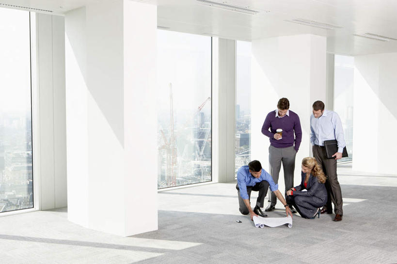 西方人,四个人,同事,商务人士,商务男性,商务女性,高楼大厦,站,蹲,说,横图,室内,白天,正面,衬衫,讨论,成功,办公楼,合作,团队,集体,信心,窗户,落地窗,大厦,建筑,摩天大楼,写字楼,杯子,欧洲,欧洲人,阴影,套装,反射,瓷器,图纸,影子,墙,咖啡杯,设计图,陶瓷制品,注视,队伍,玻璃窗,墙壁,墙面,白色,楼宇,低头,观察,看,站着,商务楼,观看,察看,领导,成就,关注,瓷杯,商务装,合伙,领袖,工程图,草图,蓝图,工薪阶层,交流,男人,男性,年轻男性,女人,女性,中年男性,中年女性,白种人,白领,上班族,设计,蹲着,沟通,讲话,交谈,商讨,说话,谈话,站立,彩图,全身,衬衣,大楼,高层建筑,高楼,摩天楼